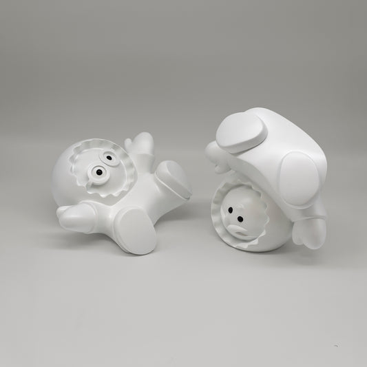 Les Joueurs – sculpture Anooki en résine peinte à la main, vue 2
