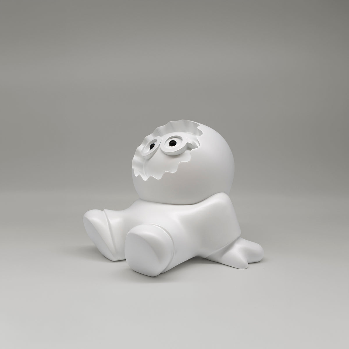 Les Rêveurs – sculpture Anooki en résine peinte à la main, vue 5