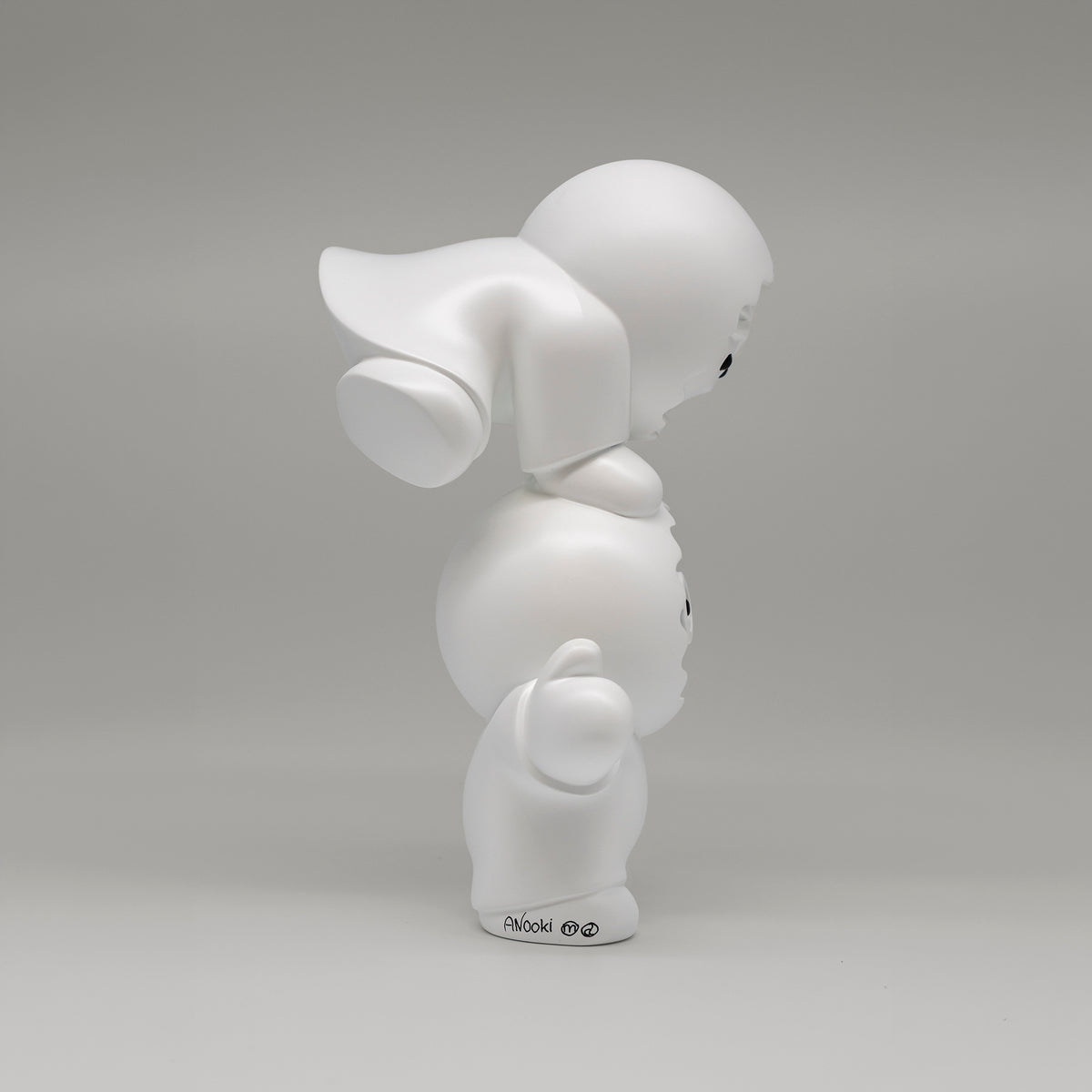 Les Acrobates – sculpture Anooki en résine peinte à la main, vue 4