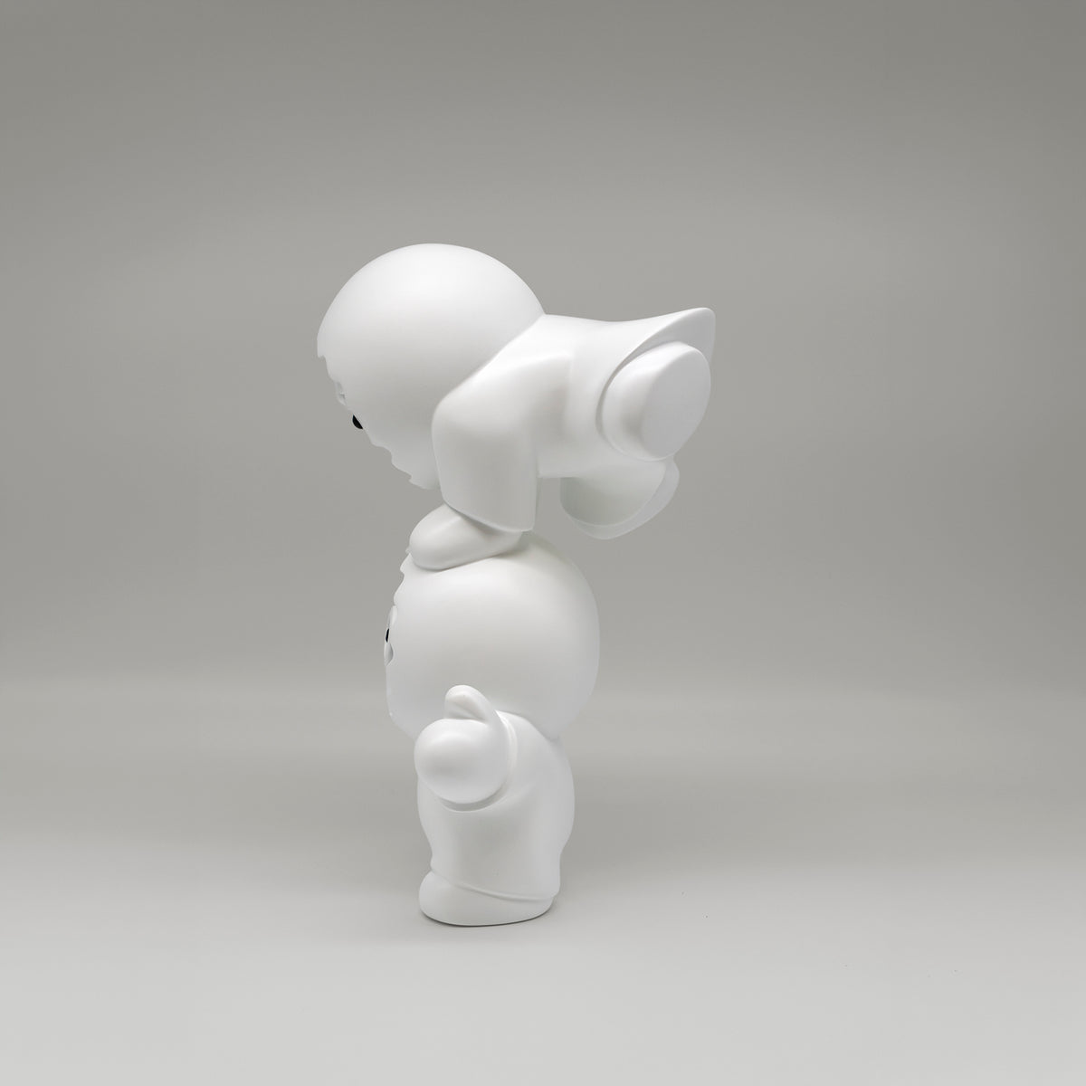 Les Acrobates – sculpture Anooki en résine peinte à la main, vue 5