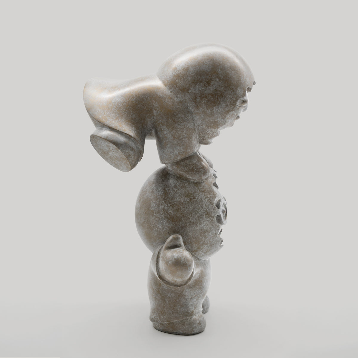 Les Acrobates – sculpture Anooki en bronze patiné blanc, vue 4