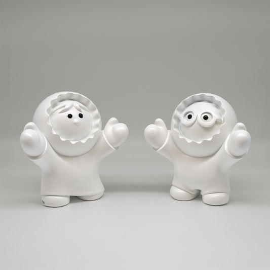 Les Charmeurs – sculpture Anooki en résine peinte à la main, vue 1