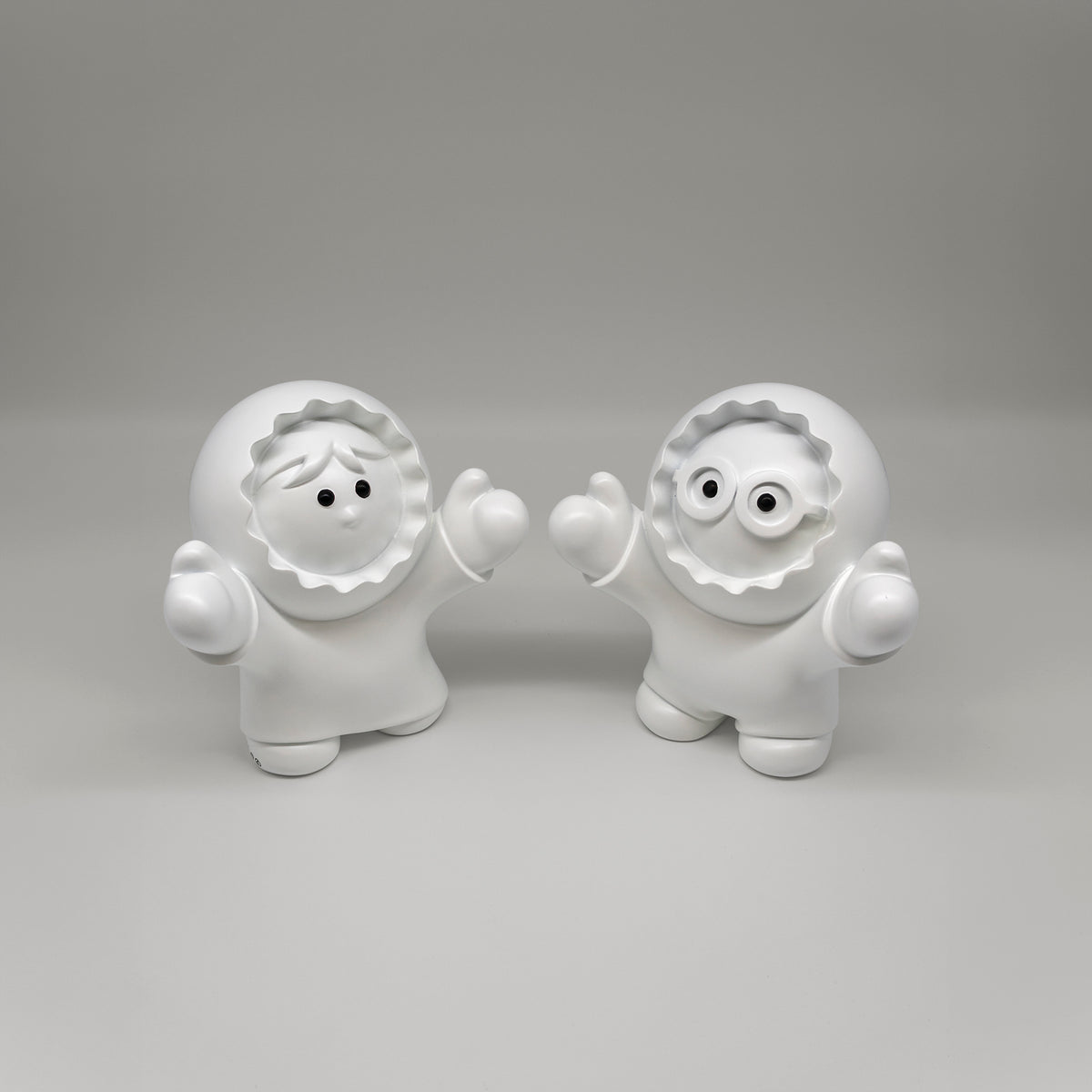 Les Charmeurs – sculpture Anooki en résine peinte à la main, vue 2