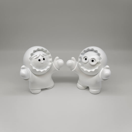 Les Charmeurs – sculpture Anooki en résine peinte à la main, vue 2