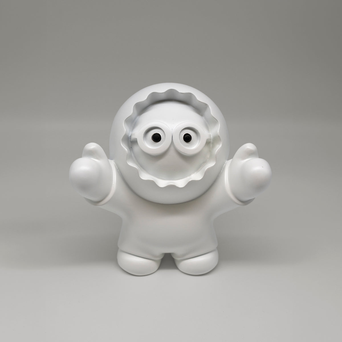 Les Charmeurs – sculpture Anooki en résine peinte à la main, vue 5