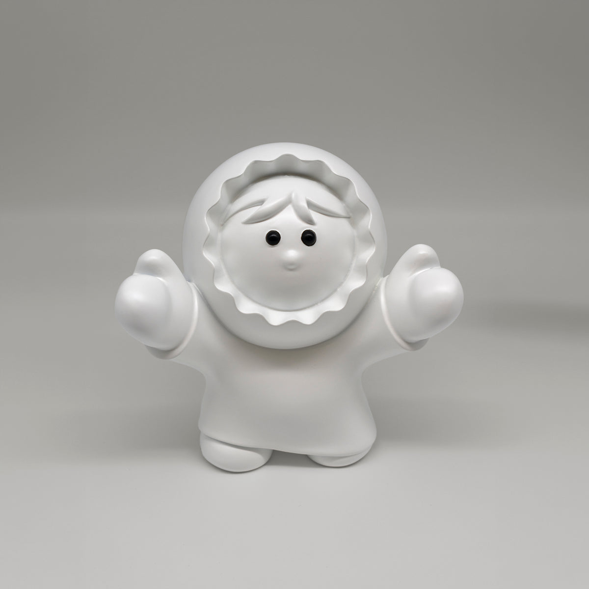 Les Charmeurs – sculpture Anooki en résine peinte à la main, vue 4