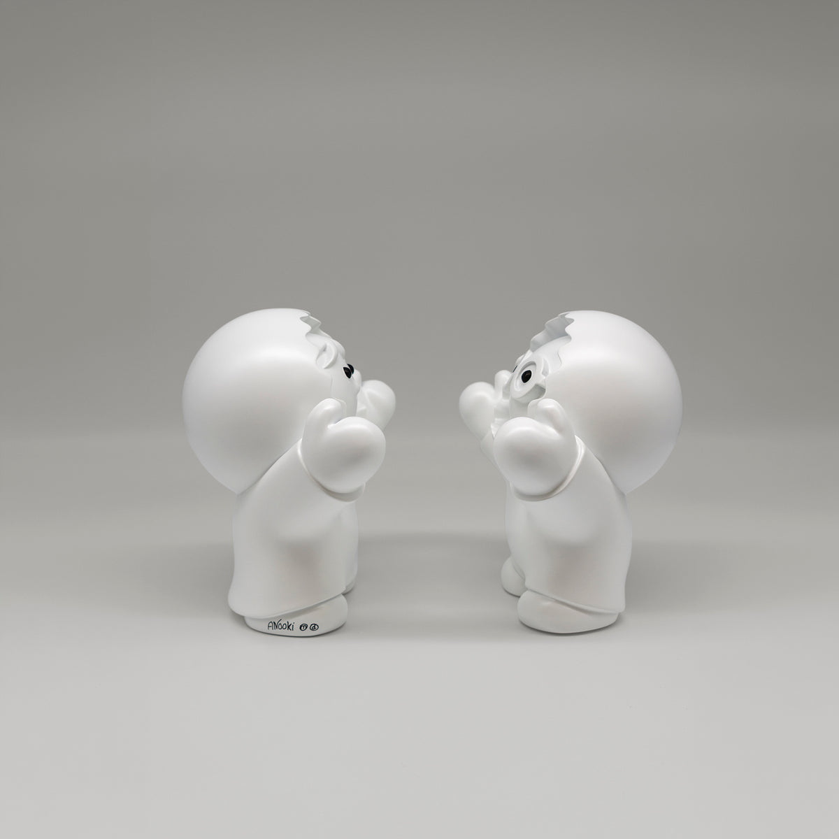 Les Charmeurs – sculpture Anooki en résine peinte à la main, vue 3