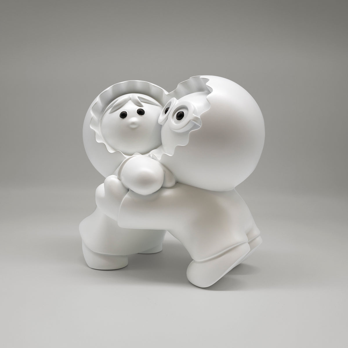 Les Chéris – sculpture Anooki en résine peinte à la main, vue 3
