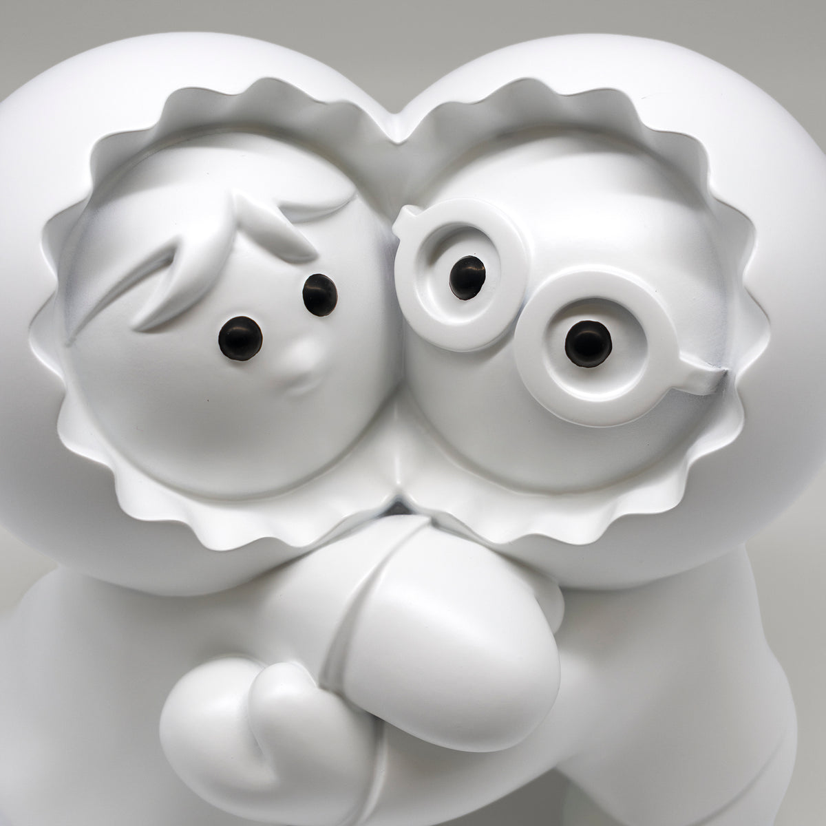 Les Chéris – sculpture Anooki en résine peinte à la main, vue 4