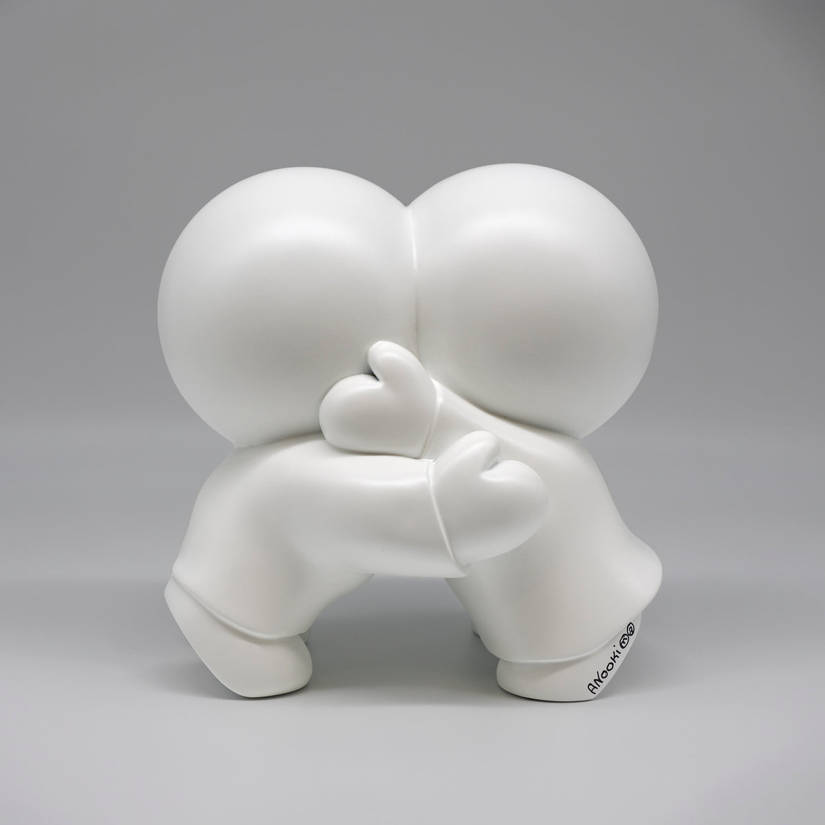 Les Chéris – sculpture Anooki en résine peinte à la main, vue 6
