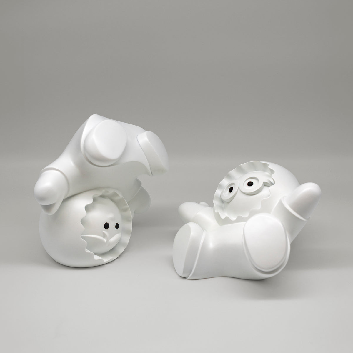 Les Joueurs – sculpture Anooki en résine peinte à la main, vue 1