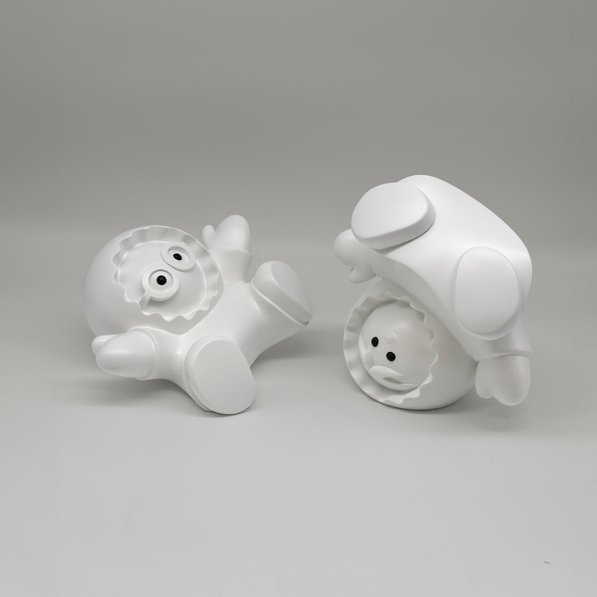 Les Joueurs – sculpture Anooki en résine peinte à la main, vue 2