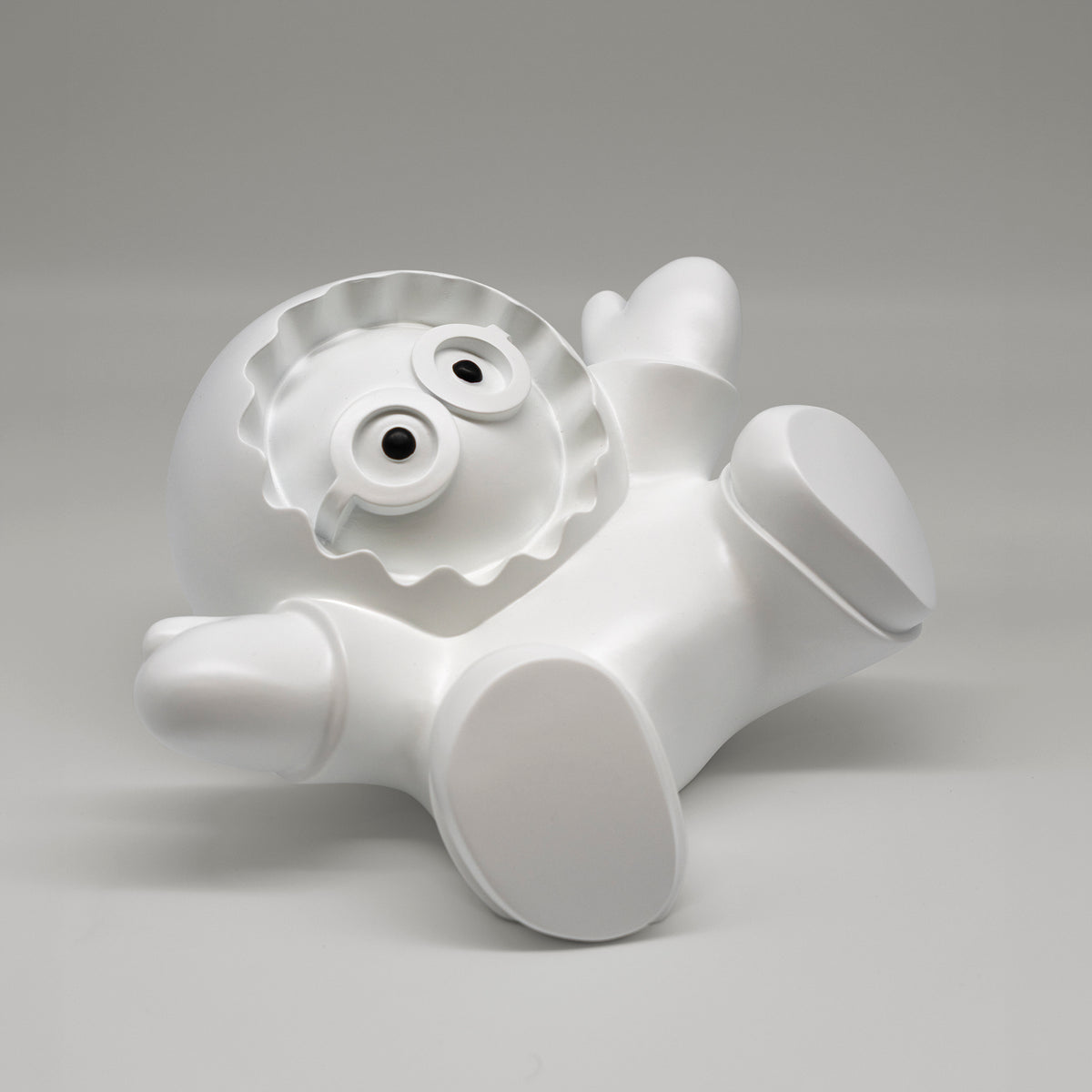Les Joueurs – sculpture Anooki en résine peinte à la main, vue 3