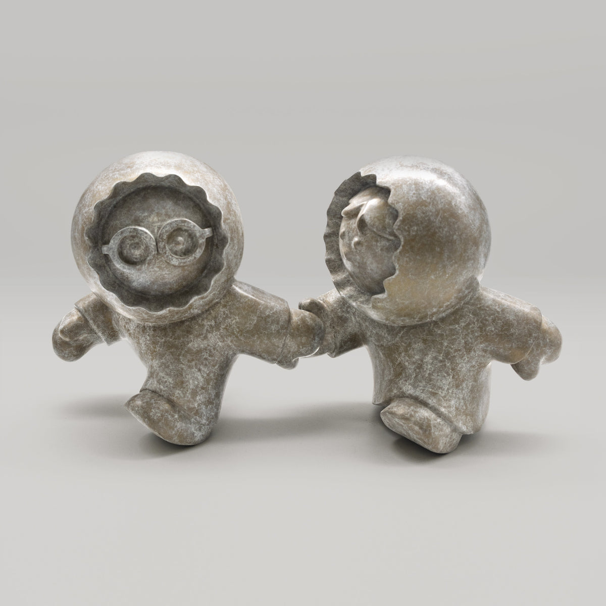 Les Pressés – sculpture Anooki en bronze patiné blanc, vue 1
