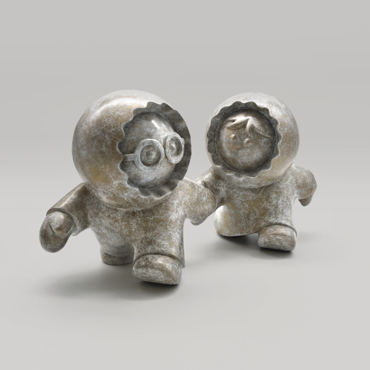 Les Pressés – sculpture Anooki en bronze patiné blanc, vue 2