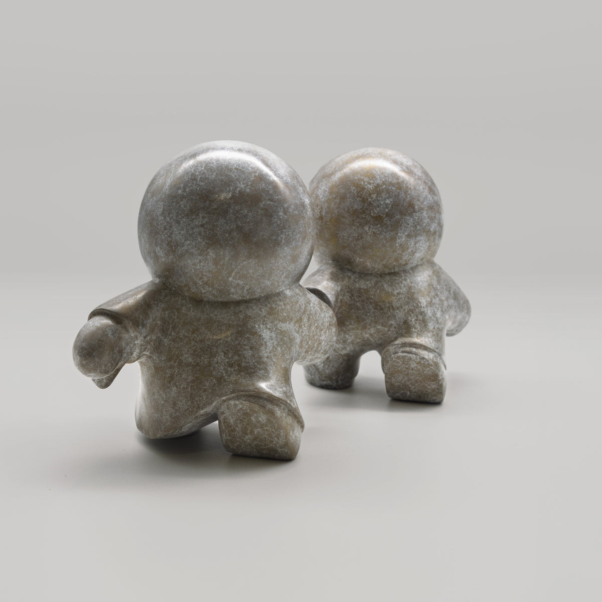 Les Pressés – sculpture Anooki en bronze patiné blanc, vue 3