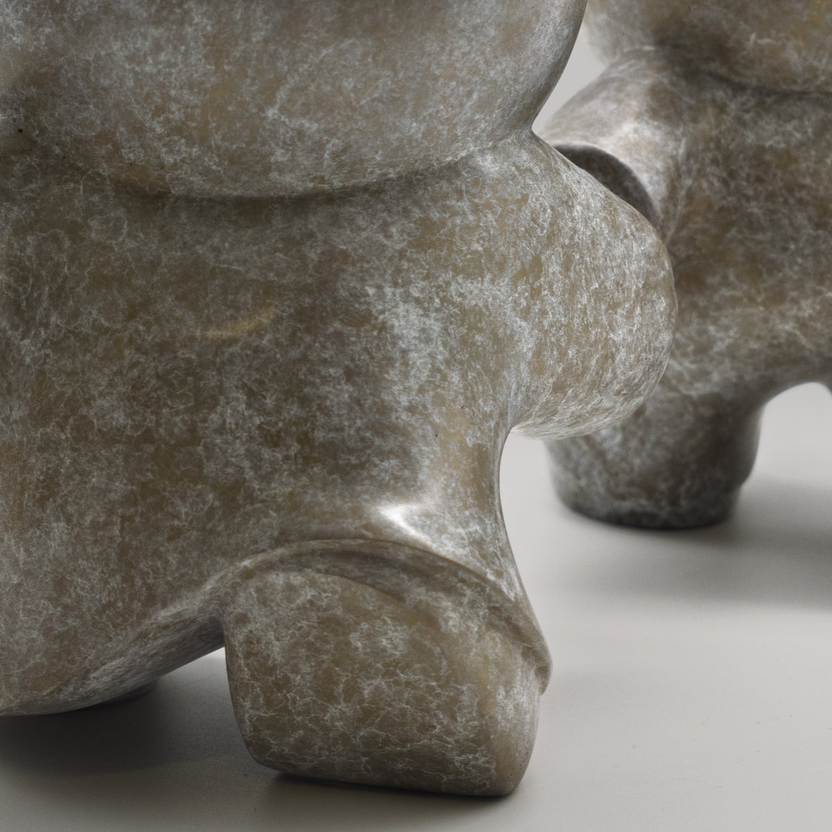 Les Pressés – sculpture Anooki en bronze patiné blanc, vue 4