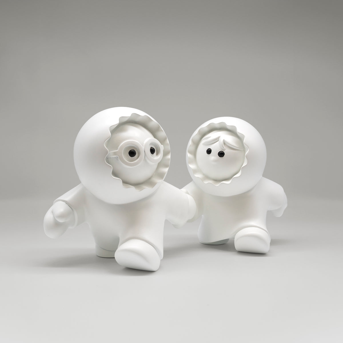 Les Pressés – sculpture Anooki en résine peinte à la main, vue 1