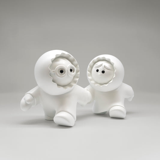 Les Pressés – sculpture Anooki en résine peinte à la main, vue 1