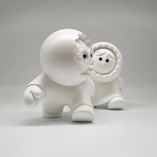 Les Pressés – sculpture Anooki en résine peinte à la main, vue 2