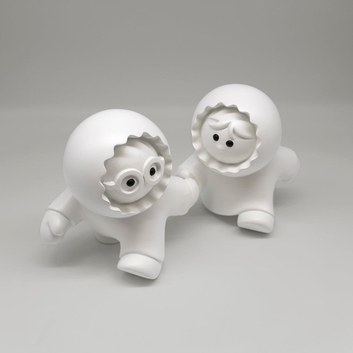 Les Pressés – sculpture Anooki en résine peinte à la main, vue 3