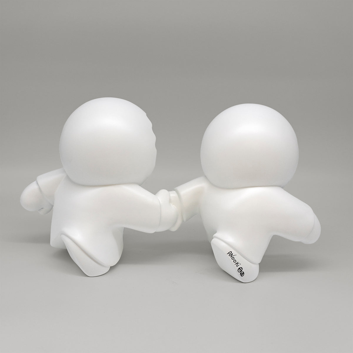 Les Pressés – sculpture Anooki en résine peinte à la main, vue 4