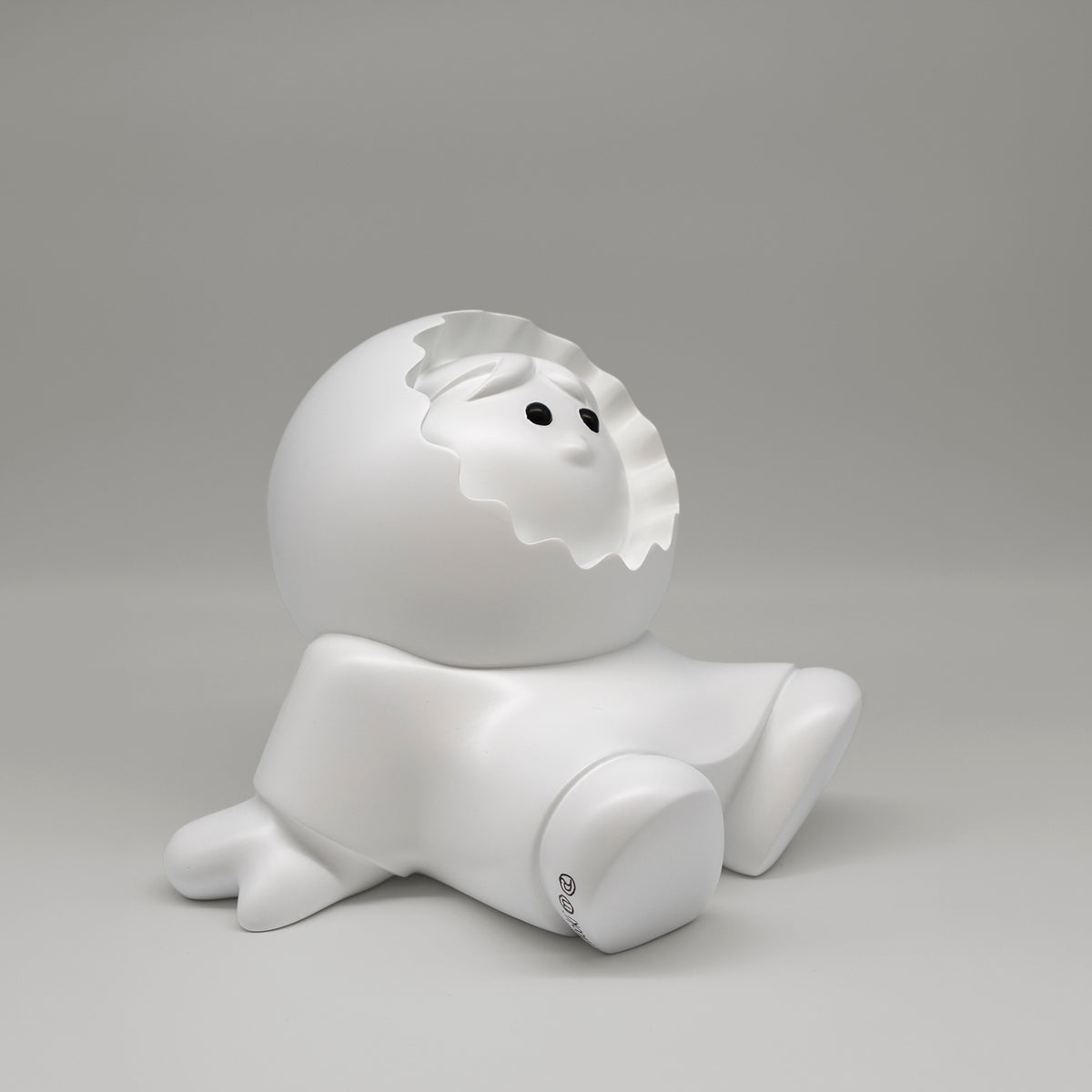 Les Rêveurs – sculpture Anooki en résine peinte à la main, vue 2