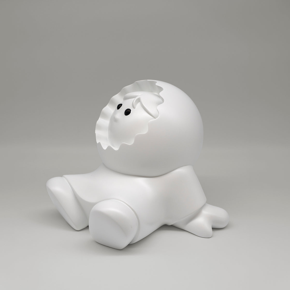 Les Rêveurs – sculpture Anooki en résine peinte à la main, vue 3