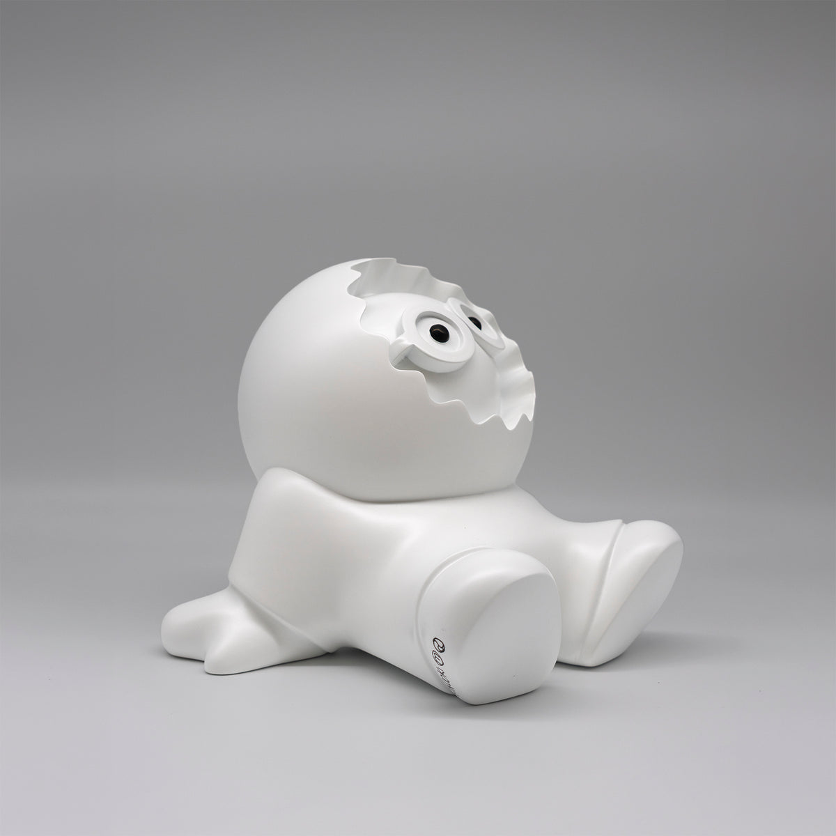 Les Rêveurs – sculpture Anooki en résine peinte à la main, vue 4
